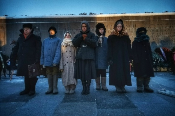 Школьники Петроградского района прошли «Дорогой жизни» на Пискарёвском кладбище