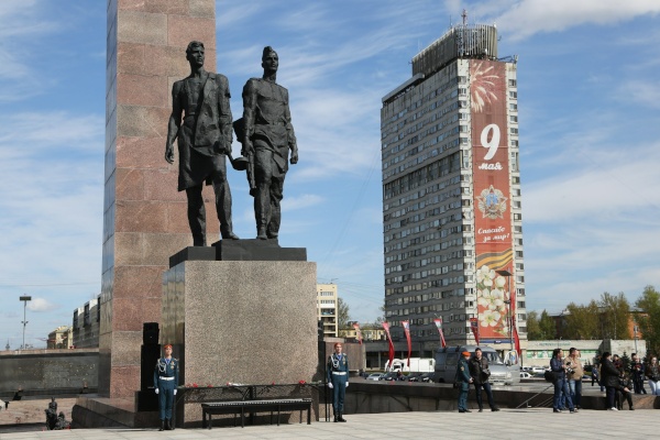 К Монументу героическим защитникам Ленинграда возложили цветы