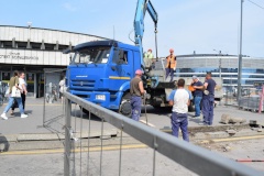Продолжаются работы по благоустройству территории у станции метро Проспект Большевиков