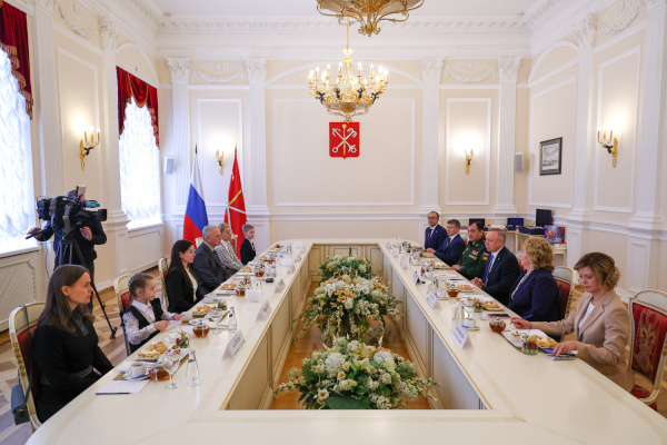 Александр Беглов и генерал-лейтенант Рустам Миннекаев вручили Золотую Звезду Героя России семье командира Андрея Онькина, погибшего в ходе специальной военной операции