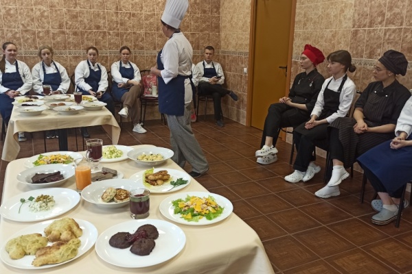 В лаборатории Учебно-методического центра Управления социального питания состоялось первое практическое занятие по кулинарии для студентов политеха