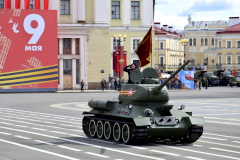 Парад Победы на Дворцовой площади прошел в соответствии со всеми правилами безопасности