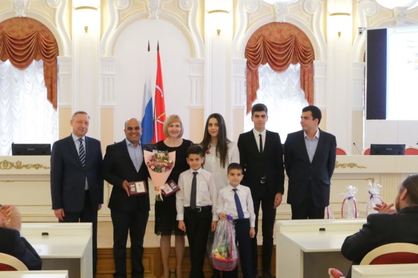 Многодетным семьям из Московского района присвоили почетное звание