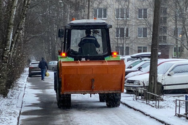 В Кировском районе жилищно-коммунальные службы переведены на усиленный режим работы в связи со снегопадом