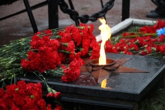 Ленинградский день Победы в Петродворцовом районе вспоминают в Красной слободе на мемориале «Малая Пискаревка»