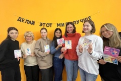 В Добро.Центре "Перспектива" Центрального района прошёл мастер-класс по росписи новогодних шаров
