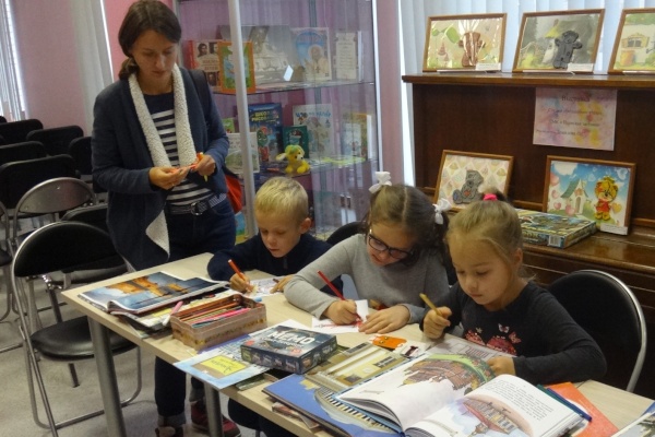 Юные кировчане читают книжки о любимом Санкт‑Петербурге