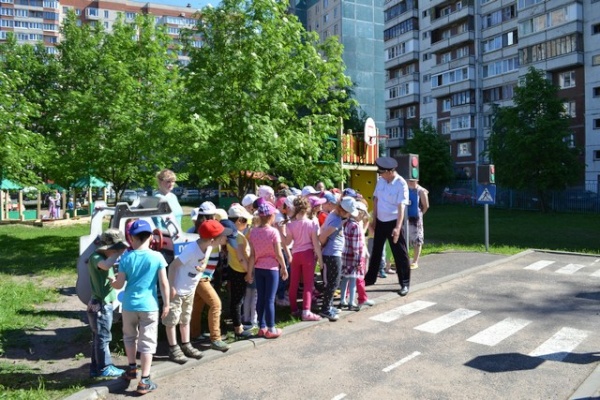 Маленьким участникам дорожного движения в Невском районе объяснили азы безопасного поведения на дорогах