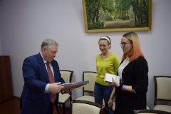 Пострадавшую в теракте девочку с Барнаула поздравили с выпиской