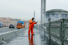 Петербург готовится к празднику «Алые паруса»: мосты и набережные моют по экологически безопасной технологии