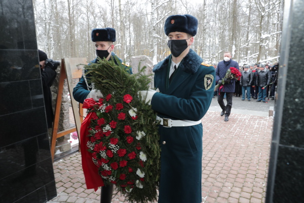 Александр Беглов возложил цветы на Серафимовском кладбище к мемориалу пожарных, погибших при тушении пожара в гостинице «Ленинград»