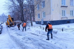 В субботу в Кировском районе продолжились работы по уборке территории от снега