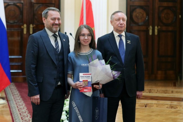 История успеха. «Мы – граждане России!»: Дальяна Камалова получила паспорт из рук Губернатора