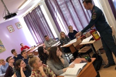 Сотрудники МЧС провели для школьников урок на противопожарную тематику