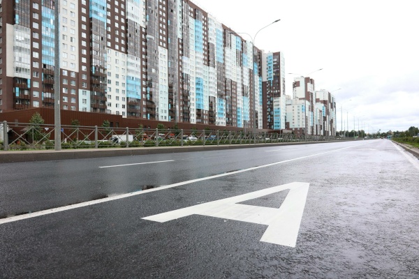 Приоритет для общественного транспорта: на Комендантском проспекте запускают выделенную полосу