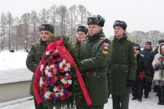 Делегация Центрального района возложила цветы к подножию монумента Матери-Родины