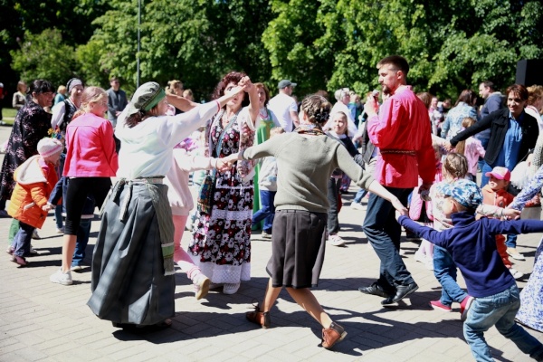 Большой уличный праздник для детей прошёл в Саду имени 9 января