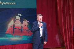 Лучшие выпускники школ Кировского района получили медали и почетные знаки