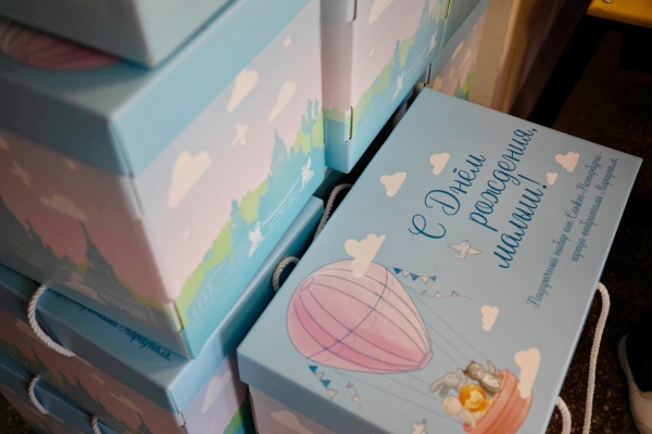 Выдача подарочных комплектов для новрожденных в Мариуполе