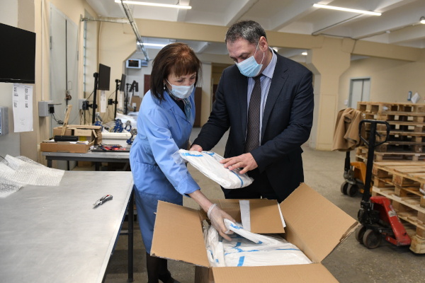 ПАО «Газпром» передал городу 200 тысяч костюмов биологической защиты для медиков