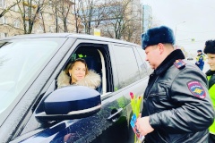 Автоледи поздравили с праздником