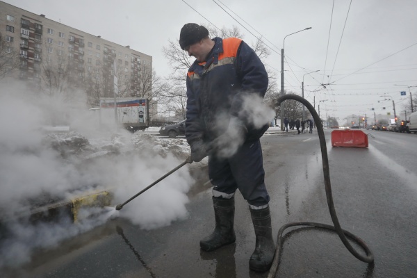 Очистка ливнестоков на проспекте Космонавтов