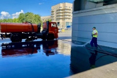 На пике теплого сезона дорожники и садовники тщательно контролируют состояние мест с высокой пешеходной нагрузкой