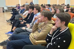 Встреча учеников старших классов с участником специальной военной операции, специалистом по работе с молодежью МПЦ «Московский» Владимиром Сухининым