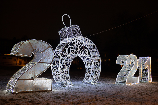 В преддверии Нового года преобразились улицы и здания Петродворцового района