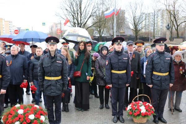 В городе Красное Село прошли торжественно-траурные церемонии возложения цветов у Триумфальной Арки Победы и Мемориале «Братское воинское захоронение