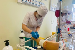 Студенты медколледжа им. Бехтерева вышли на практику в больницы и поликлиники района: отработка навыков на реальном оборудовании