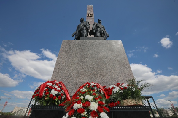 В День памяти и скорби к Монументу героическим защитникам Ленинграда возложили цветы