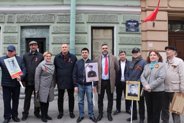 "Бессмертный полк" прошел по главному проспекту Северной столицы.