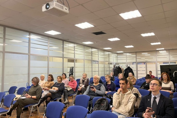 Педагоги Выборгского района учились применять цифровые образовательные инструменты для работы на уроках