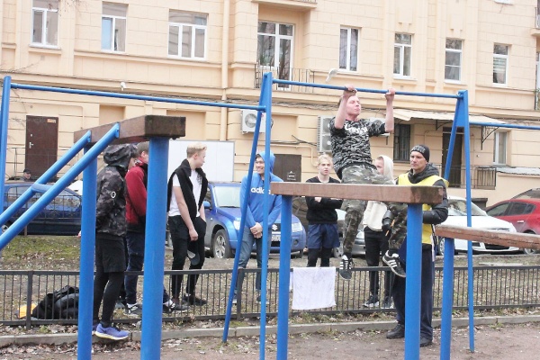 В Кировском районе в рамках фестиваля "Выходи гулять!" будущие призывники преодолевали полосы препятствий