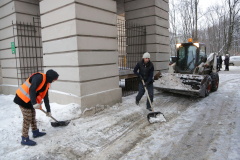На уборку снега во дворах сегодня вышло 260 дворников