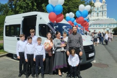 Три многодетных семьи Фрунзенского района получили ключи от новых микроавтобусов