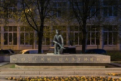 Подсветкой оформлен памятник Юнгам Балтики в Петербурге