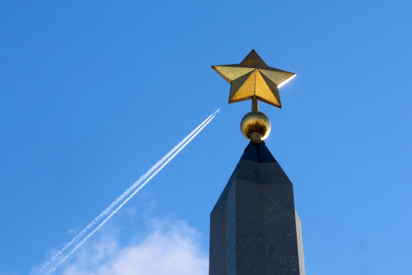 Торжественная церемония возложения к подножию обелиска «Городу-Герою Ленинграду» на площади Восстания