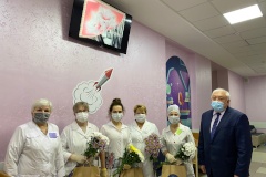В детском поликлиническом отделении №12 Центрального района поздравили мам с наступающим праздником
