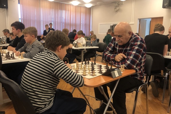 В Доме молодежи Фрунзенского района прошел Открытый шахматный турнир «КУБОК ПОКОЛЕНИЙ», посвященный Дню Героев Отечества