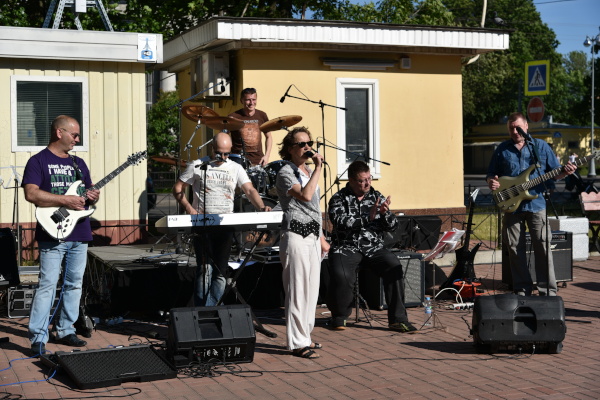 В Андреевском сквере прошла  игровая развлекательная программа «Летние встречи» из цикла танцевальных программ «Я хочу танцевать»