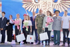 В День России Александр Беглов вручил паспорта юным петербуржцам