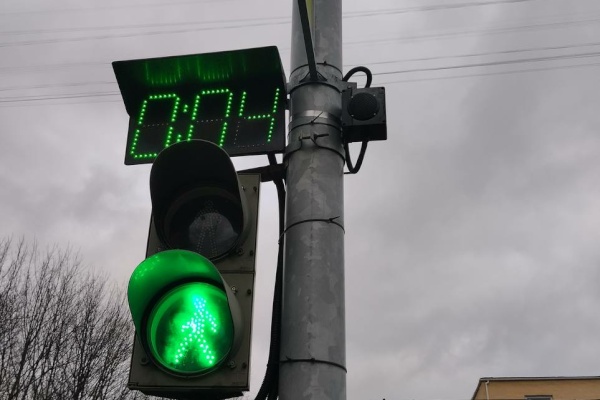 На светофорных объектах Петербурга установлены более 150 устройств звукового и голосового сопровождения