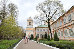Александр Беглов поздравил петербуржцев с праздником Пасхи в Александро-Невской лавре