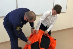 В школе № 707 командир отделения "ПСО Невского района" провел тематический урок «Выход на лёд запрещён!».