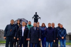 Сотрудники жилищного хозяйства Санкт‑Петербурга почтили память героев блокадного Ленинграда на Пискарёвском мемориале