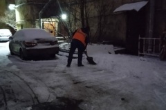 В Центральном районе продолжается уборка снега
