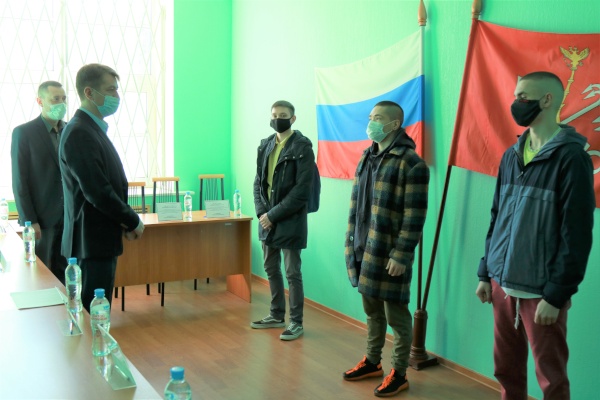 Трое призывников из Кировского района отправились на военную службу