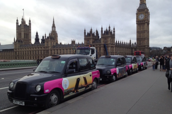 Размещение баннеров Санкт‑Петербурга на бортах такси в Лондоне (Великобритания)